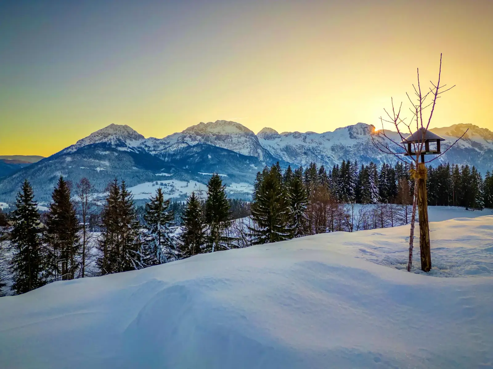 Wintermorgen am Radochsberg, Sonnenaufgang über den verschneiten Bergen