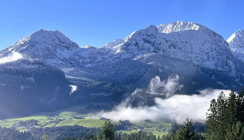 Deine Süd-Terrasse mit Panorama-Blick auf das gesamte Tennengebirge.